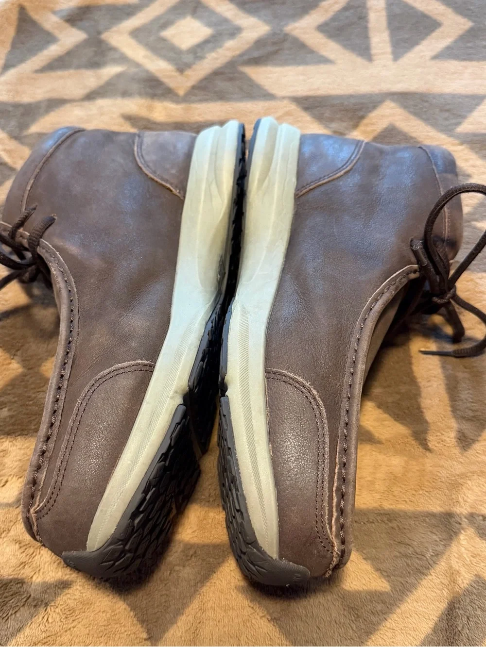 Ariat Men Chestnut Brown Leather Chukka Boots with Light Tan Sole Size 7.5EE